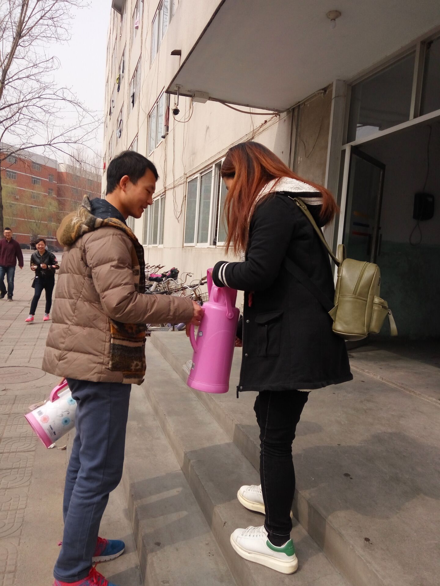 男同学义务打水