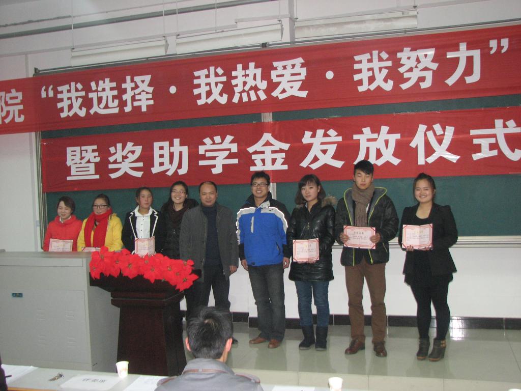相关评委和获奖同学留影纪念