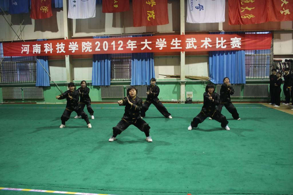 我院代表队在集体拳术比赛中的精彩瞬间