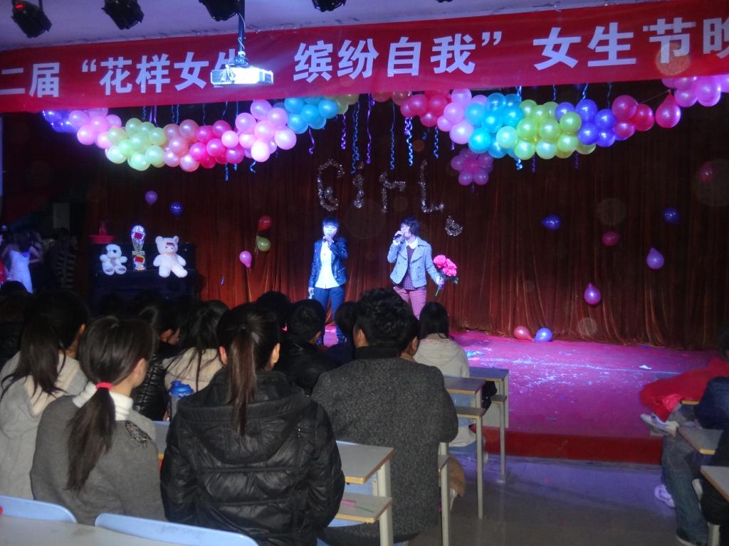 我院学生进行精彩纷呈的表演