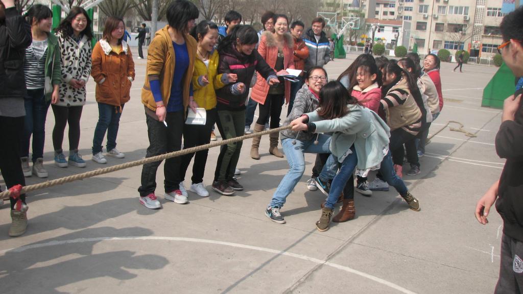 拔河比赛中巾帼不让须眉的女生组
