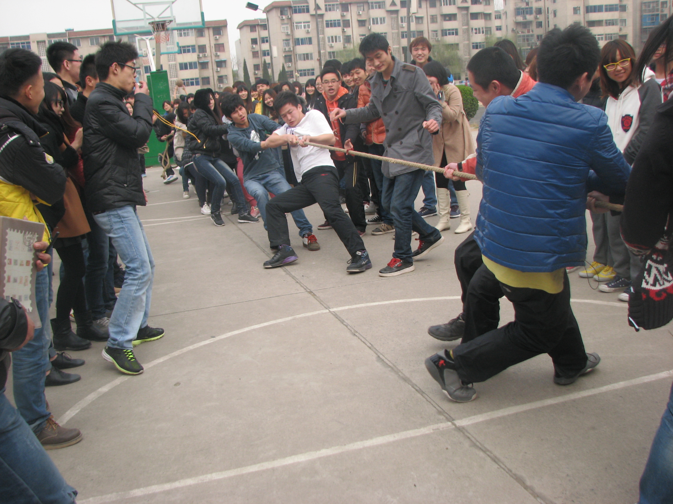 服装学院拔河比赛在西操场举行