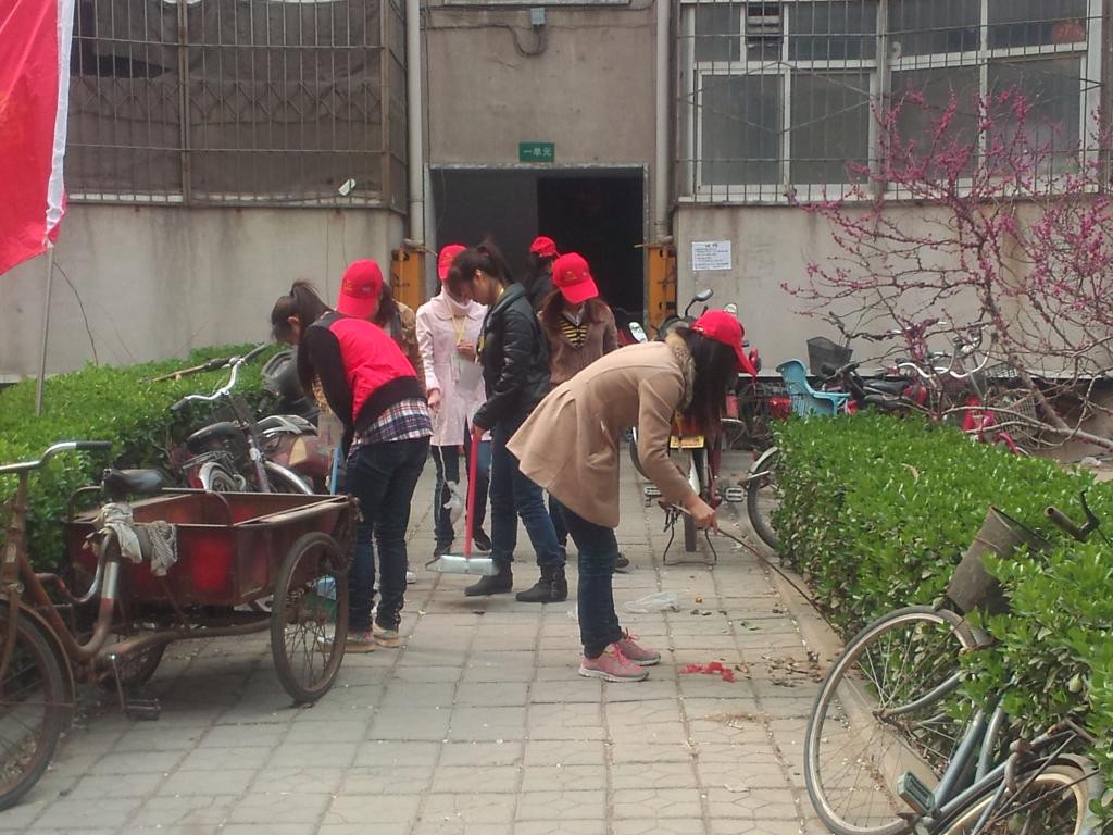 志愿者们在楼道口打扫卫生的场景