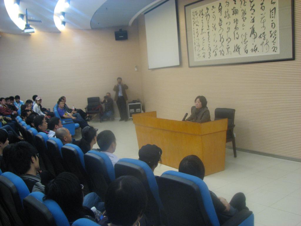 我院学生认真听报告会