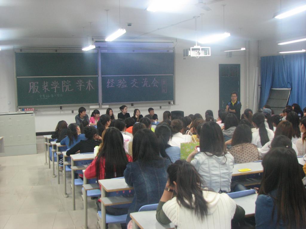 我院学生听取毕业生就业经验