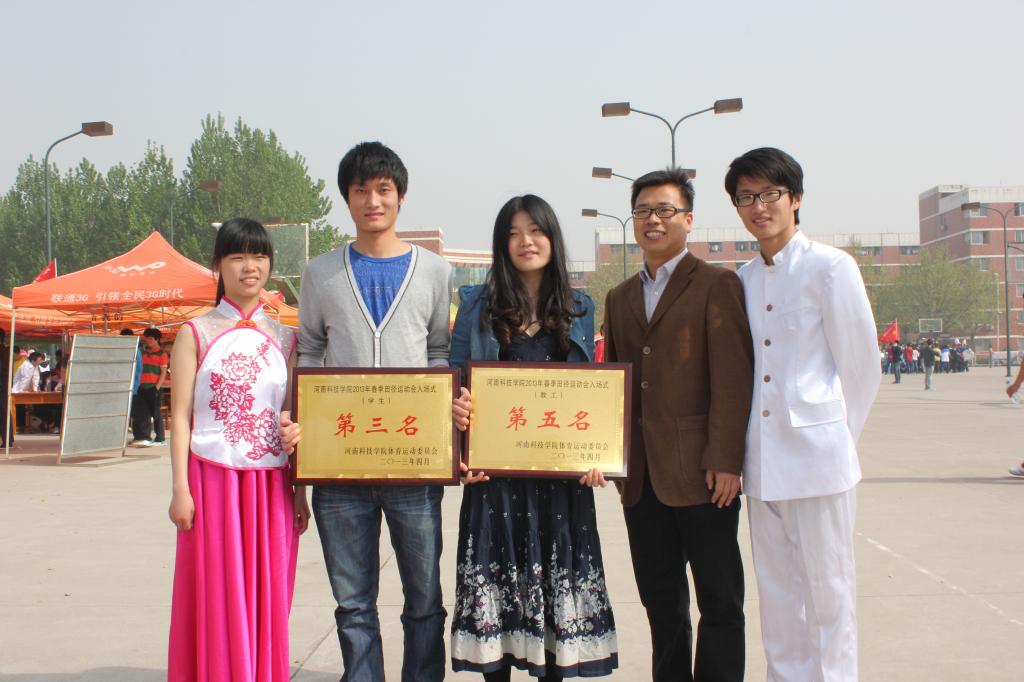 教师与学生代表留影纪念