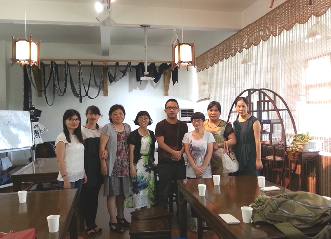 我院教师与厦门理工学院服装系主任、独立设计师陈宇副教授于扎染工作室交流合影