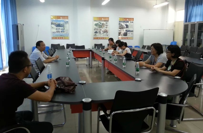我院教师与厦门理工学院设计艺术与服装学院院长陈克教授交流
